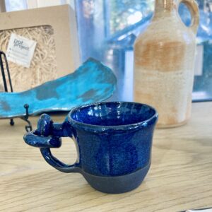 Gubancos fülű, presszós kerámia bögre